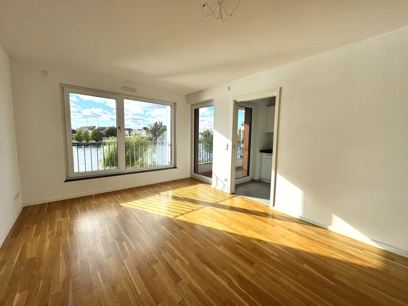 Unverbaubarer Wasserblick in erster Reihe – Moderne 3-Zimmer-Wohnung mit Balkon — photo 1